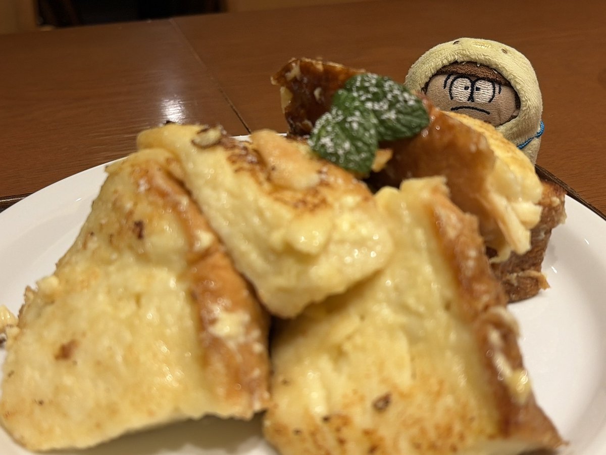 011transel's tweet photo. やる気起きなさすぎて全方向にピンチなんだけど…
どうしたら…(泣)

(•́.•̀)「とりあえずごはんたべよ？
ほらさとさんのすきそうなのいろいろあるよ？」

あ、餅トーストだって！　餅！
フレンチトーストもいいな。(  ˶'ᵕ'˶)
まめちゃんどれがいい？

(•́.•̀)「たちなおりはやすぎ！」 https://t.co/ti8xE8eurj