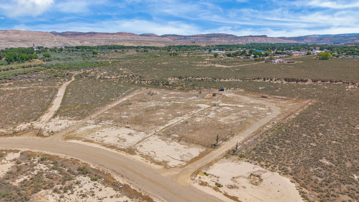 thejoereedteam's tweet photo. 🏡 BUILD IN RANGELY! This $65,000 lot already has major improvements in place, including water infrastructure, electrical work, pipe fencing &amp; site work.

📍 413 Rio Mesa Drive Rangely, CO 81648
💲 $65,000
🔗 https://t.co/IC3DbR2zcj https://t.co/Di7FXAIHu6