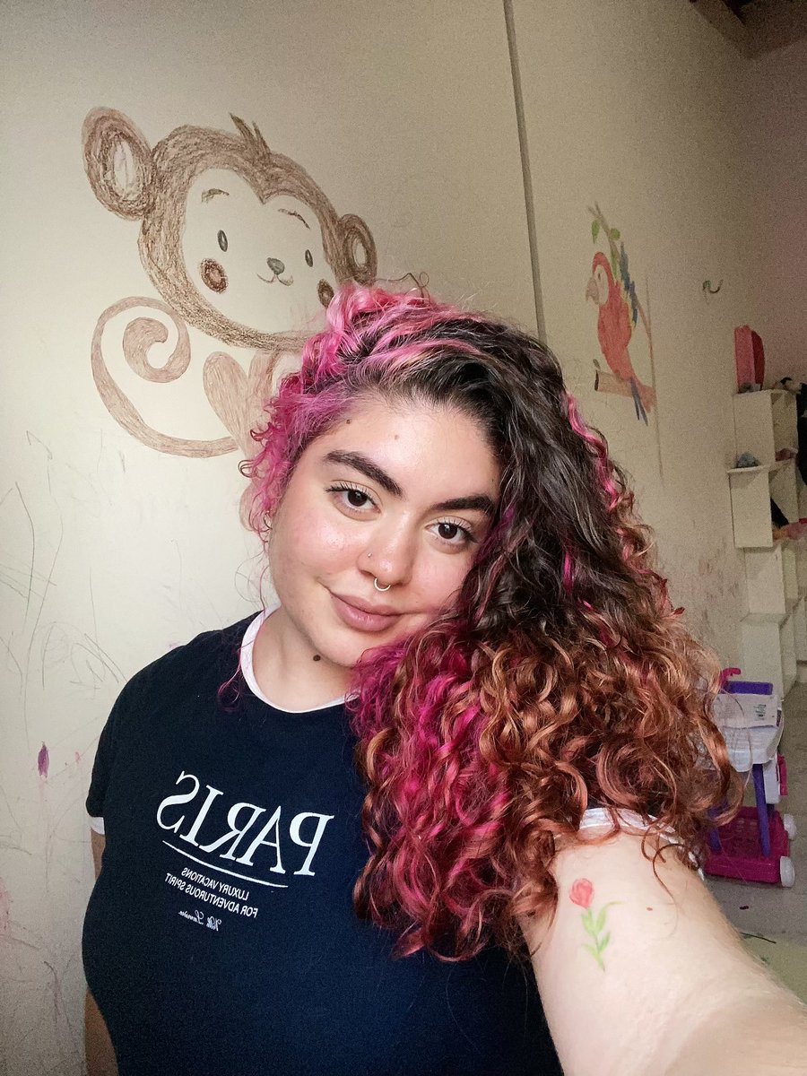 realmekad's tweet photo. Nós garotas que já tivemos o cabelo 
vermelho 
mechas rosas 
marsala com rosa
mechas roxas https://t.co/vJkZkqm0FS
