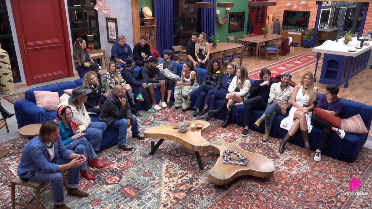 eujonatasfaro's tweet photo. Jônatas já está na sala, aguardando o ao vivo de logo mais.

#TeamJônatas ☀️ | #AFazenda18 https://t.co/rSY9vEzHrM