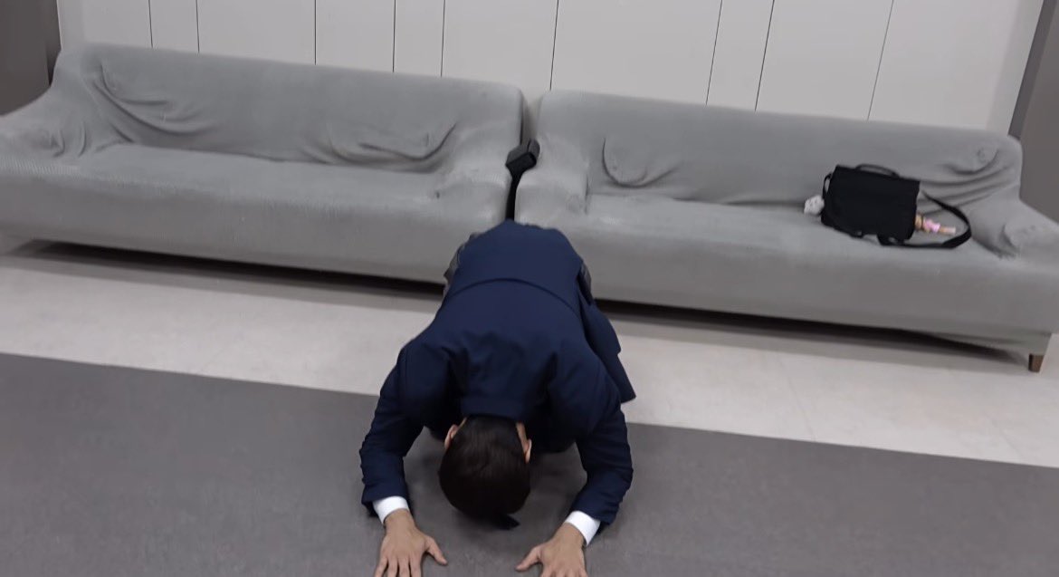 jihyeonfan's tweet photo. 남자가 도게자했다 https://t.co/S0JSFkBzFv