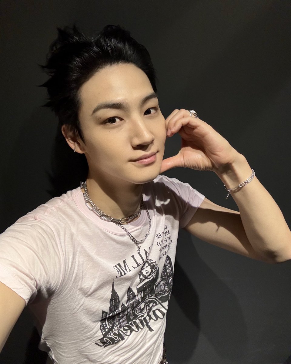 528hzkr's tweet photo. 💚 #B_ONAIR

NYC!!
The energy was unreal C R A Z Y tonight🔥🔥🔥🔥

32 and getting cuter… guess that’s just how it works😏

Thank you, NYC Ahgase🐥💚
Dallas, let’s get it🤠🎖️

#JAYB #제이비 #528Hzkr 
#2026tape_roots_USA https://t.co/Jkdvobylax