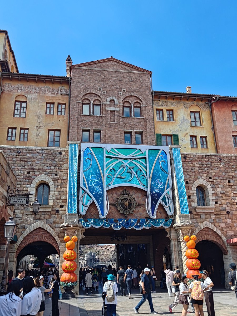 ranrunraaaaaan's tweet photo. ディズニーシーなーう!
25周年のハロウィーーーン!
晴れ女だから晴天すぎるー☀
暑い( 'ᾥ' )
でも楽しー!!
#ディズニー #DisneySea #ハロウィン #Halloween #25周年 #Disney https://t.co/KHqrXoRuEs