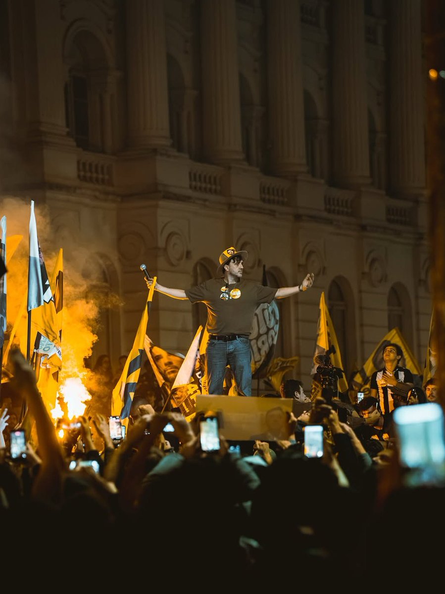 republiqueBRA's tweet photo. 🚨 🗣️ EITA! Renan Santos confronta a decisão da Rede Globo de não convidá-lo e confirma que irá ao Rio de Janeiro (RJ) com sua caravana de ônibus para participar do debate presidencial da emissora: “É nosso por direito!” https://t.co/pz8OD9XXsu