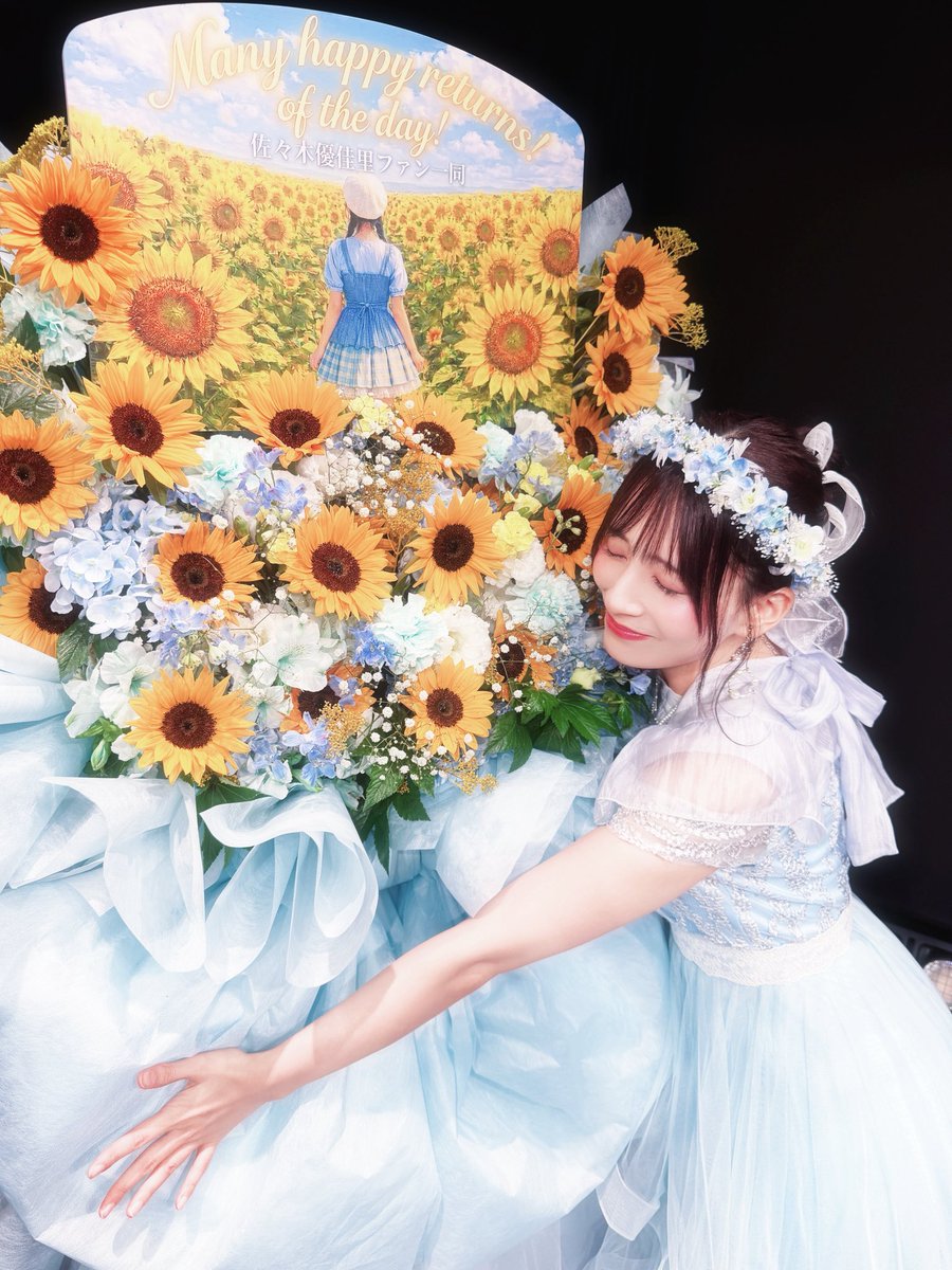 RutaLuther's tweet photo. 生誕祭行ってきました！
驚いてもらえてなにより笑

写真のドレスもその前の衣装もおしゃれで綺麗だった！

てもでもアツかったなぁ

出会ってまだ1ヶ月くらいだけど、
これからもよろしく！ https://t.co/JYo4BVs5B5