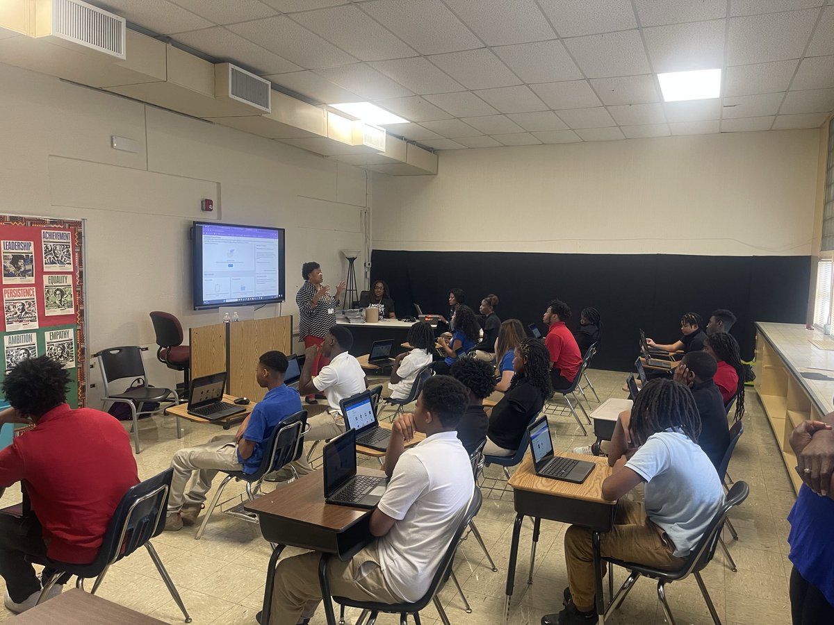 jfarmerjr's tweet photo. Mrs. Taylor offering Naviance Career Assessments for Middle Schoolers at Parkview Prep! @suptking @JMCSchools 
#CTEWorks https://t.co/qlqBD9ODq3