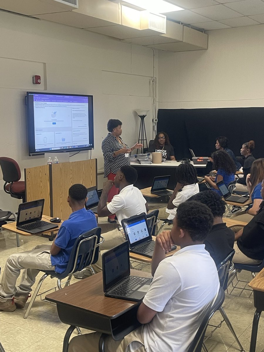 jfarmerjr's tweet photo. Mrs. Taylor offering Naviance Career Assessments for Middle Schoolers at Parkview Prep! @suptking @JMCSchools 
#CTEWorks https://t.co/qlqBD9ODq3