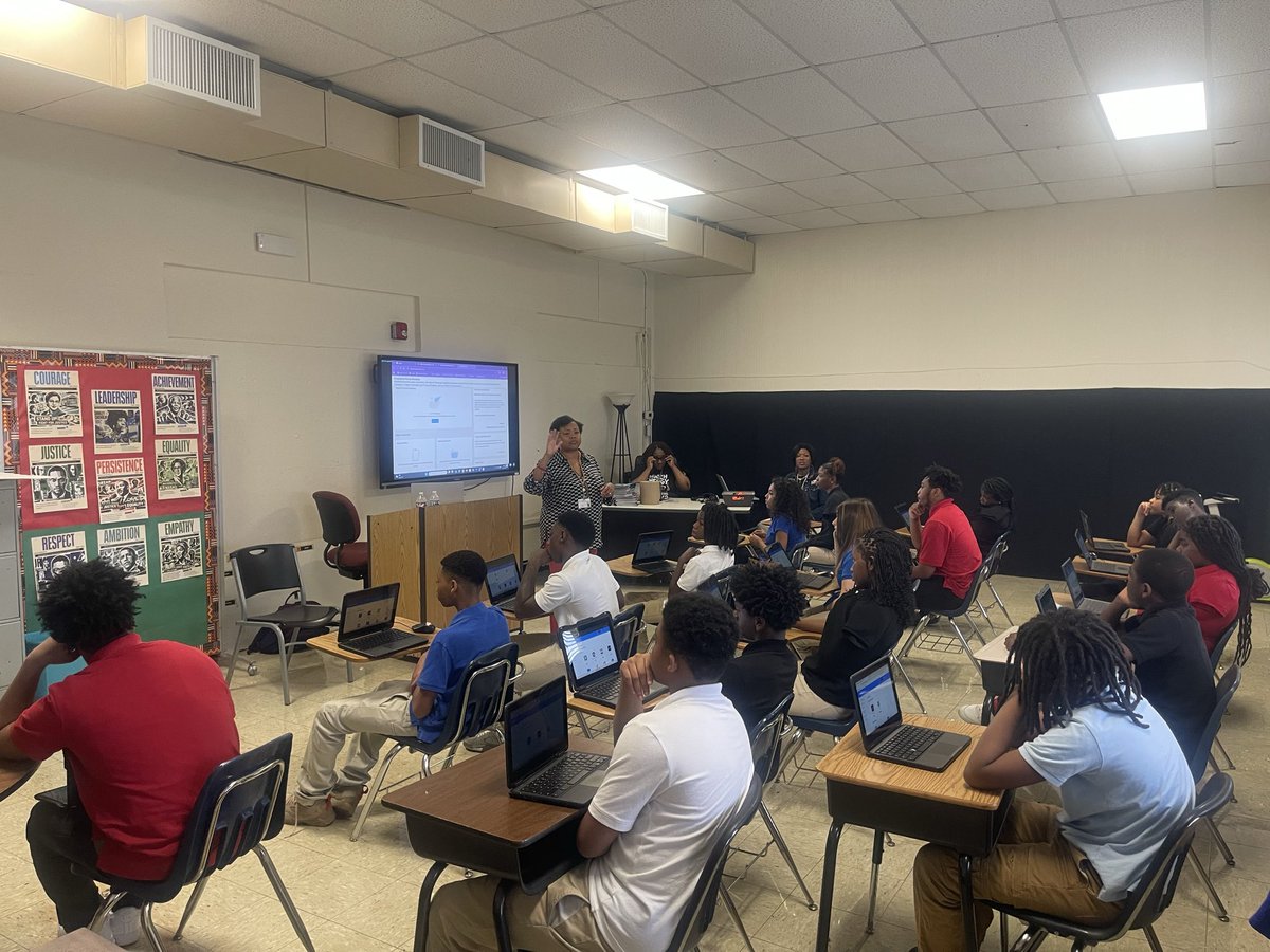 jfarmerjr's tweet photo. Mrs. Taylor offering Naviance Career Assessments for Middle Schoolers at Parkview Prep! @suptking @JMCSchools 
#CTEWorks https://t.co/qlqBD9ODq3