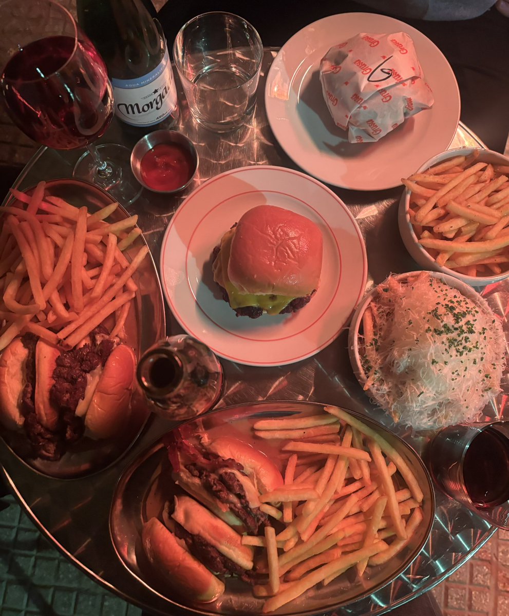 sonofarliden_'s tweet photo. firme top 3 de hamburguesas https://t.co/l7wbgoJW48
