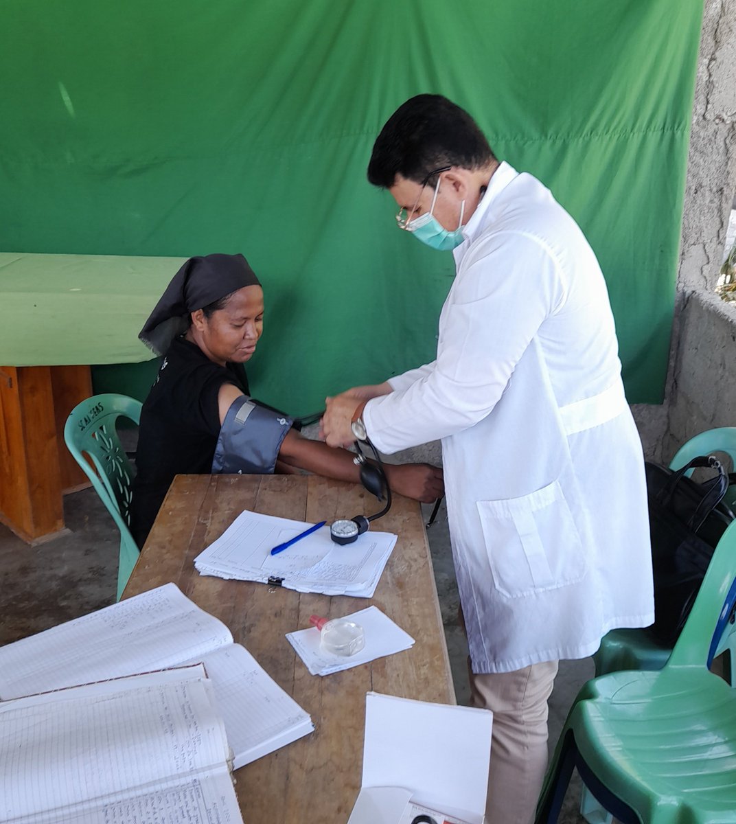 CubacooperaTlm's tweet photo. Dr.Luis Enrique Ferrer Rosales Esp MGI de la BMCTL del Municipio Manatuto Brinda atención médica integral con Solidaridad y humanidad a paciente timorense porque #cubacoopera #CubaNoEstáSola #CubaVencerá https://t.co/BJgLSi4C5y