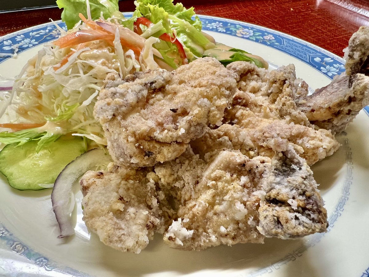 sunmorinaga's tweet photo. 外はカリッとで、中は柔らかジューシー✨

揚げたての香りも食欲をそそる若鶏の唐揚げセットです🍗

テイクアウトもやっていますのでお電話（ 0952-75-3457 ）いただくか、店内でスタッフにお声かけ下さい😃

お店の詳しい情報は下記のリンクからご覧いただけます🍀
https://t.co/Q1kCPmJLa1 https://t.co/7JTo1rBb7B