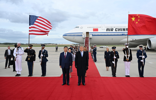 ChinaAmbUN's tweet photo. 习近平主席抵达美国安德鲁斯空军基地发表书面讲话

很高兴应特朗普总统邀请对美利坚合众国进行国事访问。我谨代表中国人民，向美国人民致以诚挚问候和良好祝愿。

中国和美国都是伟大的国家，中国人民和美国人民都是伟大的人民。中美两国人民长期友好交往，双方利益深度交融，两国应该成为伙伴而不是对手，实现中华民族伟大复兴和让美国再次伟大，完全可以并行不悖、相互成就、造福世界。

今年是中美各自发展的关键之年。特朗普总统今年5月访问中国时，我们同意构建中美建设性战略稳定关系，为未来中美关系发展作出战略指引。中美双方应该相向而行，推动形成合作为主、竞争有度、分歧可控、和平可期的稳定关系，走出一条新时代中美两个大国正确相处之道。我对此抱有信心。

世界在发展，时代在变化，但中美两国和平共处的历史逻辑没有变，两国人民友好交往的良好愿望没有变，国际社会对中美两国的普遍期待没有变。我期待同特朗普总统就关乎两国关系和世界局势的重大问题深入交流，不断丰富中美建设性战略稳定关系内涵，拓展中美各领域交流合作空间。我也期待同美国各界人士广泛接触、厚植友谊。我相信，在双方共同努力下，这次访问一定会取得丰硕成果，为两国人民增进福祉，为世界和平增添希望。