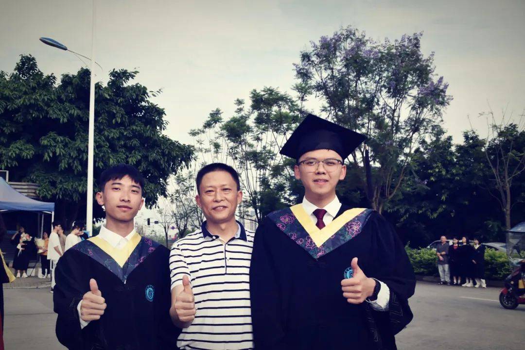 yuanabarbie's tweet photo. Graduation check: cap u0026 gown on, diploma in hand, and 18 years of memories that hit different. Off to write the next chapter—let’s go! https://t.co/aakLRnI7tM