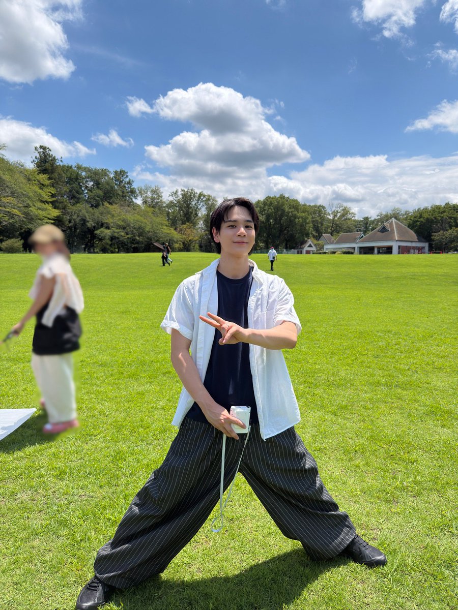 2216_tx's tweet photo. #夫婦と16歳 〜狂気の隣人〜🌹
TVer & U-NEXTで配信中！

📸✦•✧•『 𝐎𝐟𝐟 𝐒𝐡𝐨𝐭 』•✧•✦📸
撮影終わりのオフショット📷✨
扇風機が手放せない、とても暑い中での撮影でした☀️

⭐︎U-NEXTでは全話見放題独占配信中!📱
⭐︎TVerで最終話を無料見逃し配信中.ᐟ.ᐟ
🔗第𝟭𝟮話❯❯https://t.co/2DMiKNe6a4
　※TVer配信は𝟭𝟬/𝟴(木)深夜𝟮𝟰:𝟰𝟰まで⚠️
#豆原一成