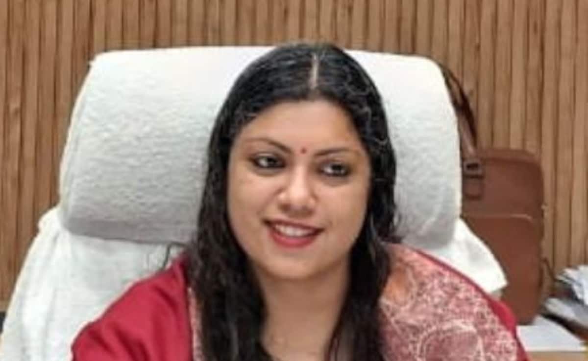 premkumarcbn01's tweet photo. ज्ञानेश कुमार और उनकी बेटी का कोई कुछ नहीं कर सकता हैं।

सुप्रीम कोर्ट के 13 जुलाई से लागू रोस्टर के हिसाब से ज्ञानेश कुमार की बेटी और गौतम बुद्ध नगर की DM मेधा रूपम का मामला जस्टिस बी.वी. नागरत्न की बेंच में सुनवाई के लिए जाना चाहिए था,

लेकिन यह मामला मनमाने तरीके से जस्टिस एस.सी. शर्मा और एन. के. सिंह की बेंच में भेजा गया और वहां से इलाहाबाद हाईकोर्ट के आर्डर को स्टे करवा लिया गया।

सुनवाई के दौरान लाइव का वीडियो की ऑडियो भी बंद हो गई, पता नहीं ये जानबूझ कर किया गया था या कोई टेक्निकल प्रॉब्लम थी।

लेकिन एक बात तो तय हैं कि देश की अन्य संस्थाओं के बाद अब अगला नम्बर न्यायपालिका का आने वाला है, बस थोड़ा सा इंतज़ार कीजिए!