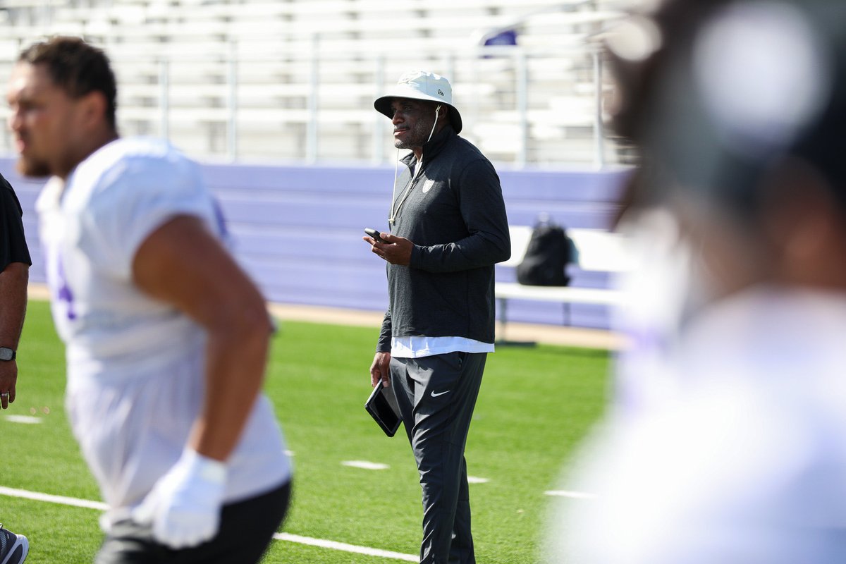 TarletonFB's tweet photo. Big thanks to the @Raiders for joining our practice today! 🙌 https://t.co/Sdf1wbiJDy