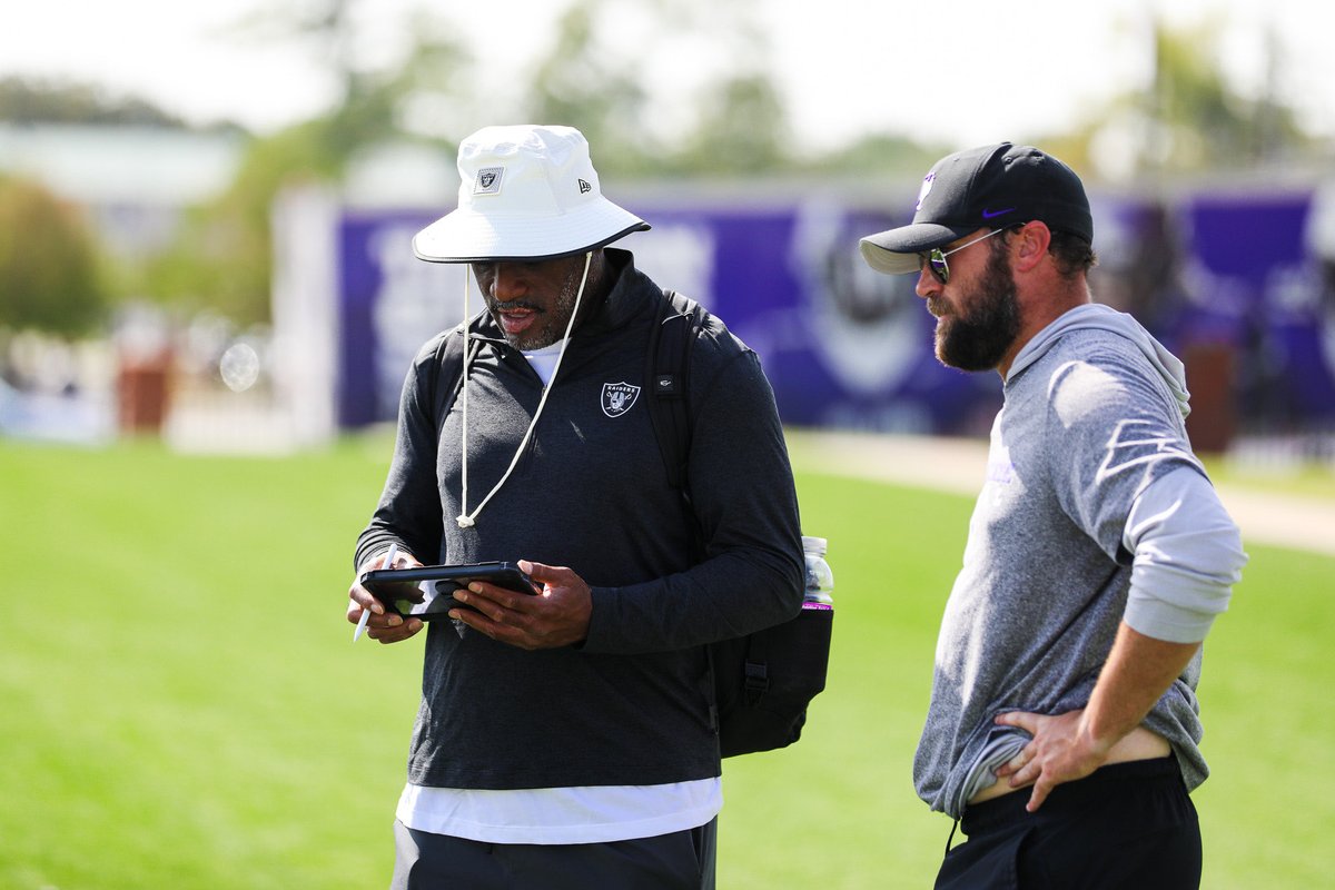 TarletonFB's tweet photo. Big thanks to the @Raiders for joining our practice today! 🙌 https://t.co/Sdf1wbiJDy