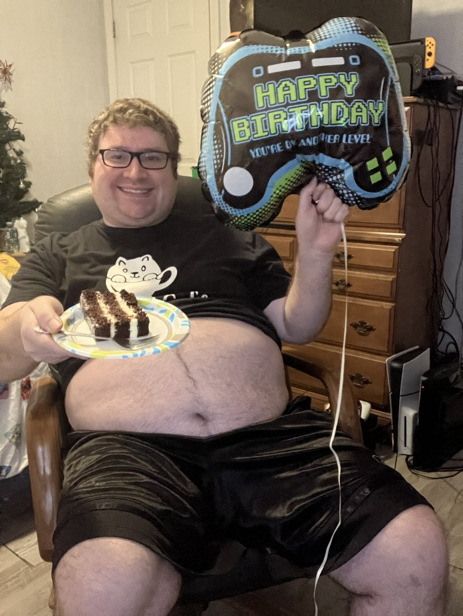 MichaelDaGaymer's tweet photo. Another year older, another year bigger 🎂🫃😈 #Gainer #Belly #BigBelly #BigGuy #Bear #BearBelly #Birthday #BirthdayGuy https://t.co/3JGYV50fRj