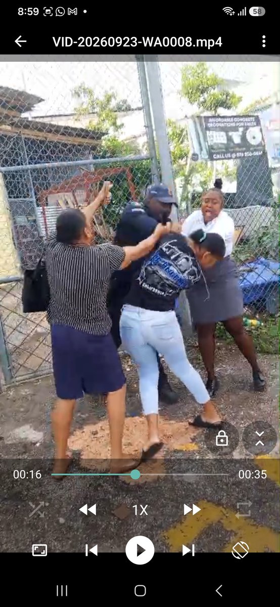 DuttyJohnCrowX's tweet photo. Policeman box her dung. https://t.co/PpwPCwZXV7