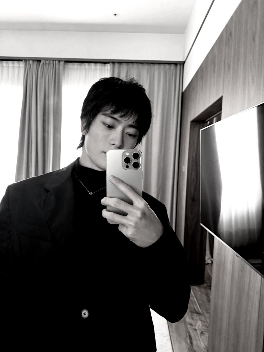 jeffrkey's tweet photo. from a bouquet on the table to a suit in the mirror, Milan chapter with Prada. https://t.co/QAwDaitZBg