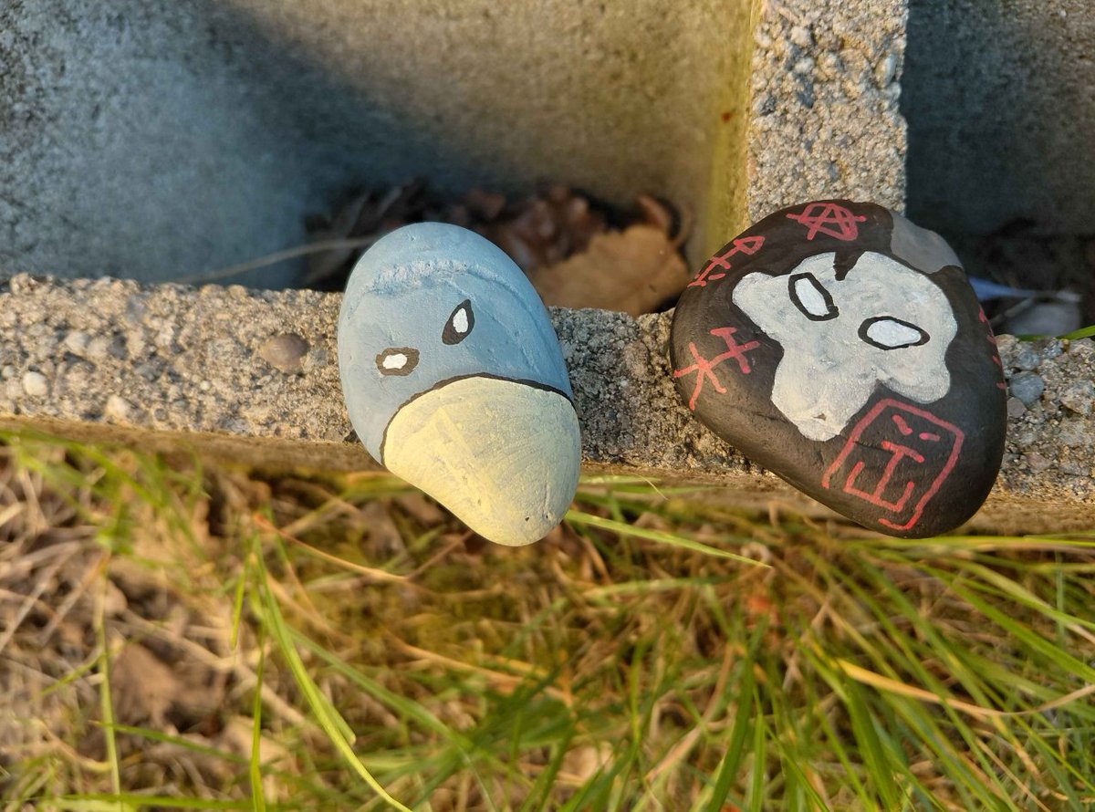 gettin_dizzy's tweet photo. my main is still gone so i'm hoping this one lasts longer.. this used to be joke alt i had.
anyways heres some of my favorite rocks i painted to make the post more interesting.. wow rocks!! yaaay!!! https://t.co/g5FcmG2kPk