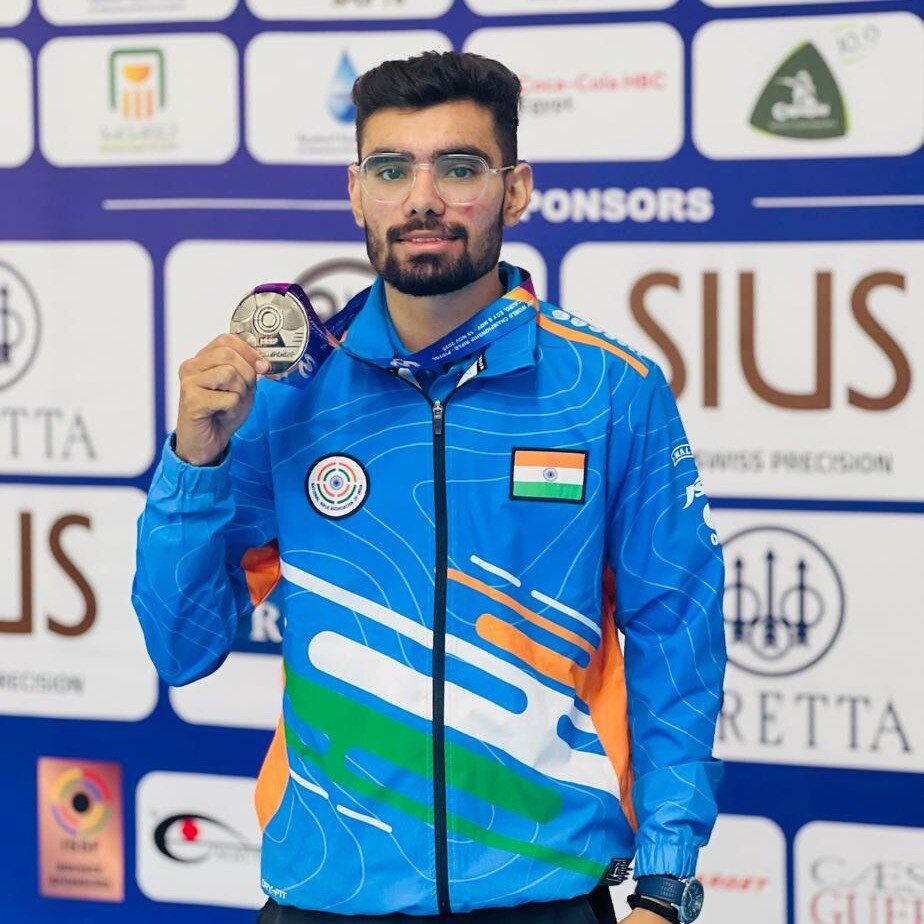 TheKhelIndia's tweet photo. 10M AIR PISTOL QUALIFICATION LIVE

Kamaljeet - 7th ( Very slim chances)
Aakash - 9th ( Won’t Qualify ❌)

Kedarling - Yet to start ( Part of Relay 2)

Team Rank - 3rd https://t.co/Muli3oHET4