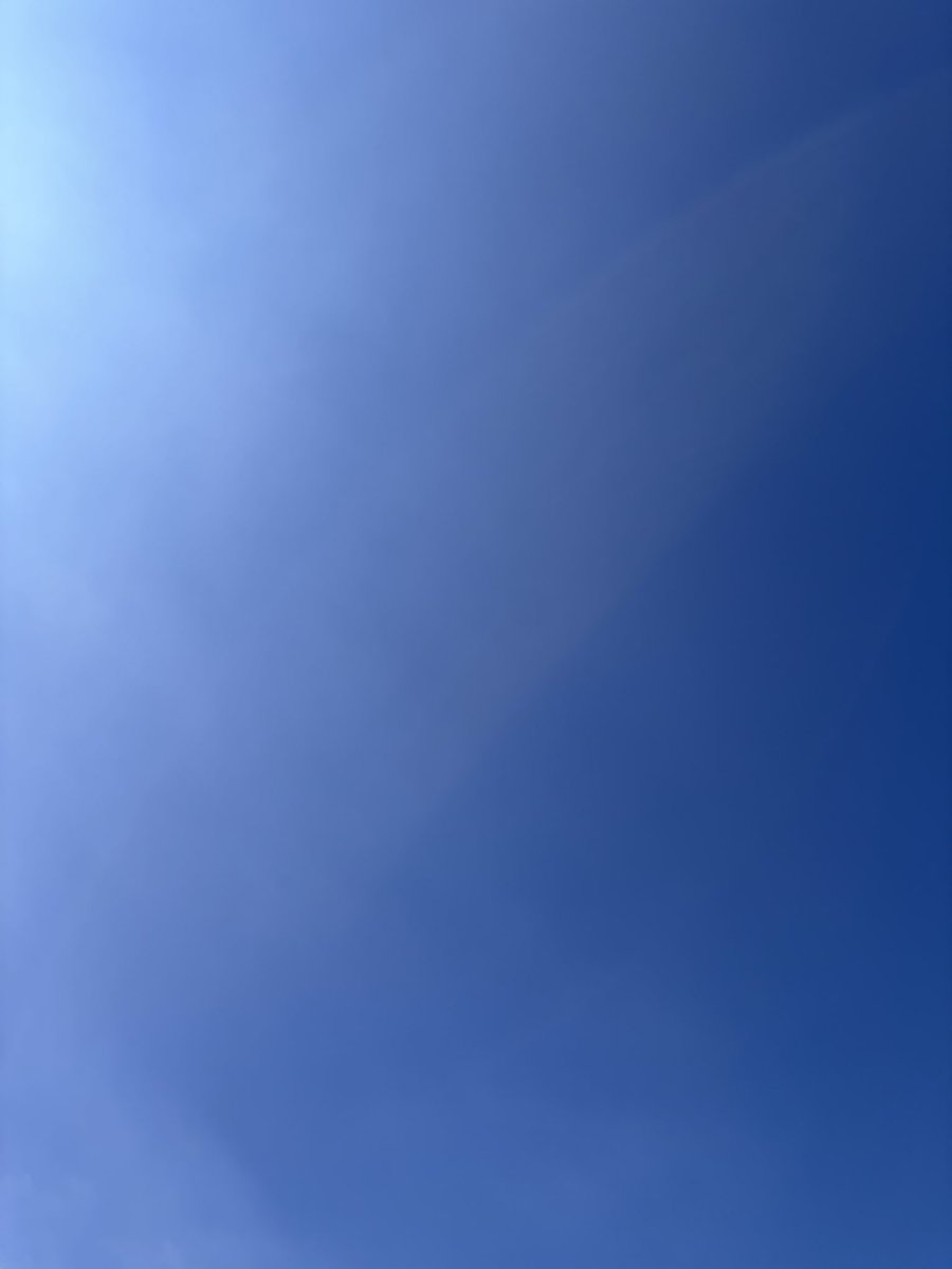 pyromickey's tweet photo. 出勤
綺麗な空
湿気が抜けるまで晴れてほしい☀️
いつも乗ってる🚃は運休だそうです
遅刻ギリギリね←ｼﾗﾍﾞﾄｷﾏｼｮｳﾖ https://t.co/NfNiu1vUYH