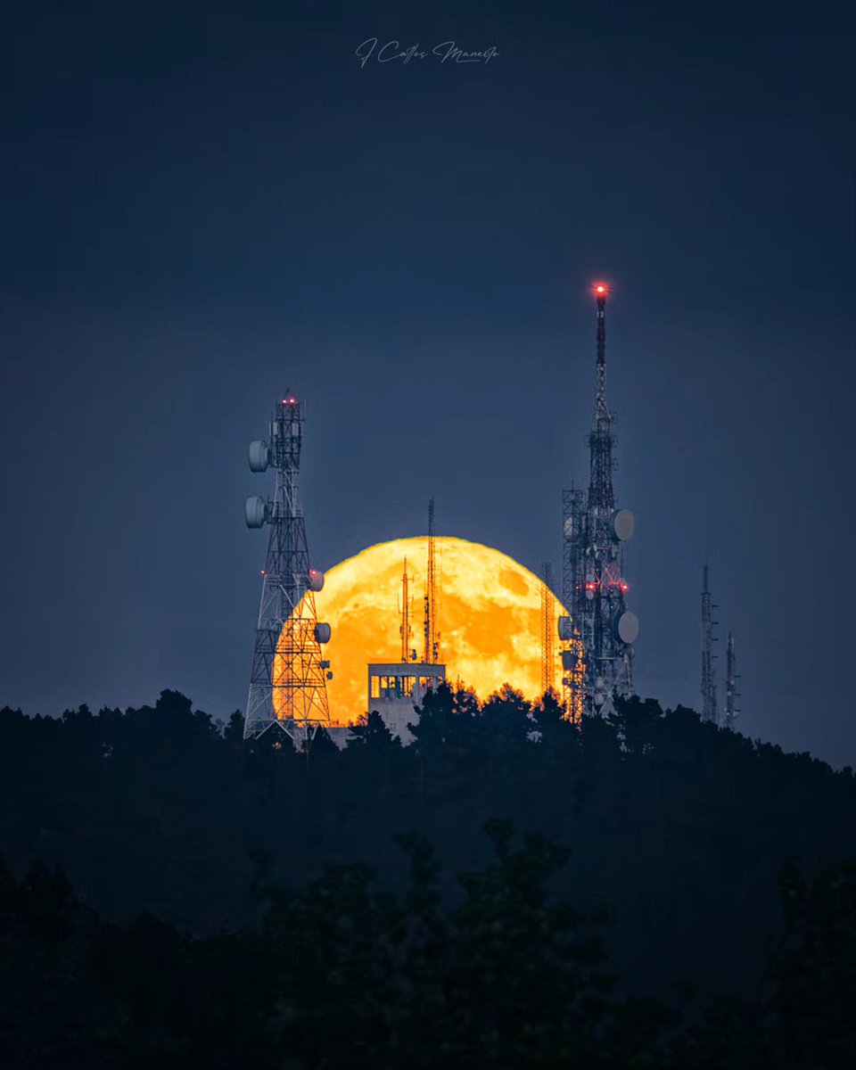 HoustonMilbert's tweet photo. 📸 Luna llena de Ciervo 2025
📍San Lorenzo, Ibiza

Composición: 1 foto
Cámara: Canon R6
Objetivo: Sigma 150-600 f5-6. 3 DG OS HSM C
Trípode: Leofoto LS-324C
Parámetros: 600 mm, f/8, iso 1600, 1/4"

Planificación milimétrica para alinear la luna https://t.co/RoLyt18kS7