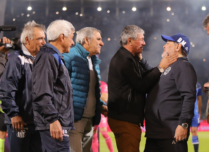 gfarias_MundoD's tweet photo. #UnaFotoCualquiera
Hace 7 años (23/9/2019). Talleres 2 - Gimnasia 1. Estadio Mario Kempes.
Última visita de Diego Maradona a Córdoba. Lo saludan sus ex compañeros de selección argentina Victorio Ocaño, Luis Galván, Humberto Bravo y Miguel Oviedo. Foto: Prensa Talleres. https://t.co/GGsaEdj27t