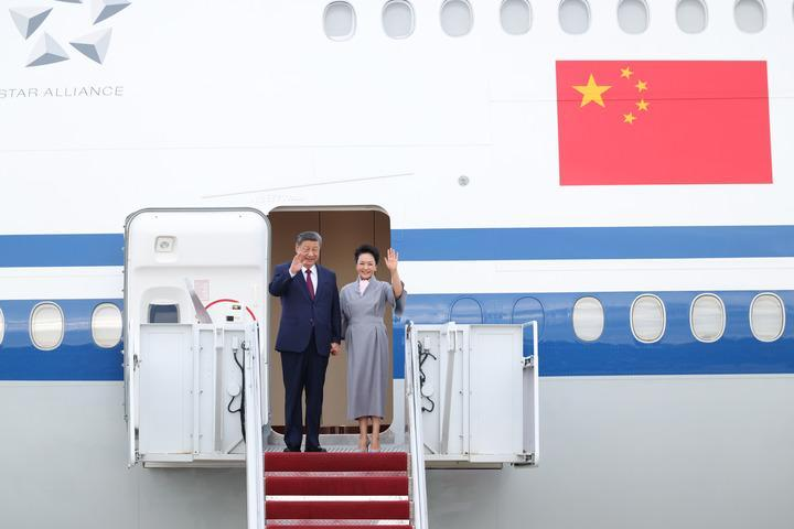 MOFCOM_China's tweet photo. Xi lands in U.S. for state visit, greeted by Trump at airport

WASHINGTON, Sept. 23 (Xinhua) -- Chinese President Xi Jinping arrived at Joint Base Andrews on Wednesday afternoon for a state visit to the United States.

Xi and his wife, Peng Liyuan, were warmly greeted by U.S. President Donald Trump and his wife, Melania Trump, at the airport in a rare planeside welcome.

The welcome ceremony also included gun salute and the playing of the national anthems of both countries.(via Xinhua News)
