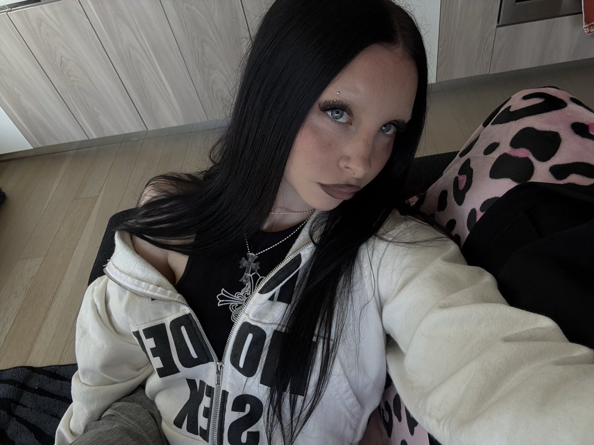 nessaownsu's tweet photo. ur addicted to hot girls online btw https://t.co/m51w097mXB