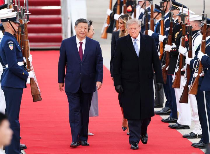 MOFCOM_China's tweet photo. Xi lands in U.S. for state visit, greeted by Trump at airport

WASHINGTON, Sept. 23 (Xinhua) -- Chinese President Xi Jinping arrived at Joint Base Andrews on Wednesday afternoon for a state visit to the United States.

Xi and his wife, Peng Liyuan, were warmly greeted by U.S. President Donald Trump and his wife, Melania Trump, at the airport in a rare planeside welcome.

The welcome ceremony also included gun salute and the playing of the national anthems of both countries.(via Xinhua News)