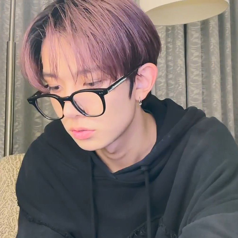 manjwon's tweet photo. underground fighter jk and pre med student hs who are partnered for a group project but jk doesn’t show up to their planned study meeting and hs angrily finds him fighting random people for money and cleans his wounds…. https://t.co/QTnbxVCEvm