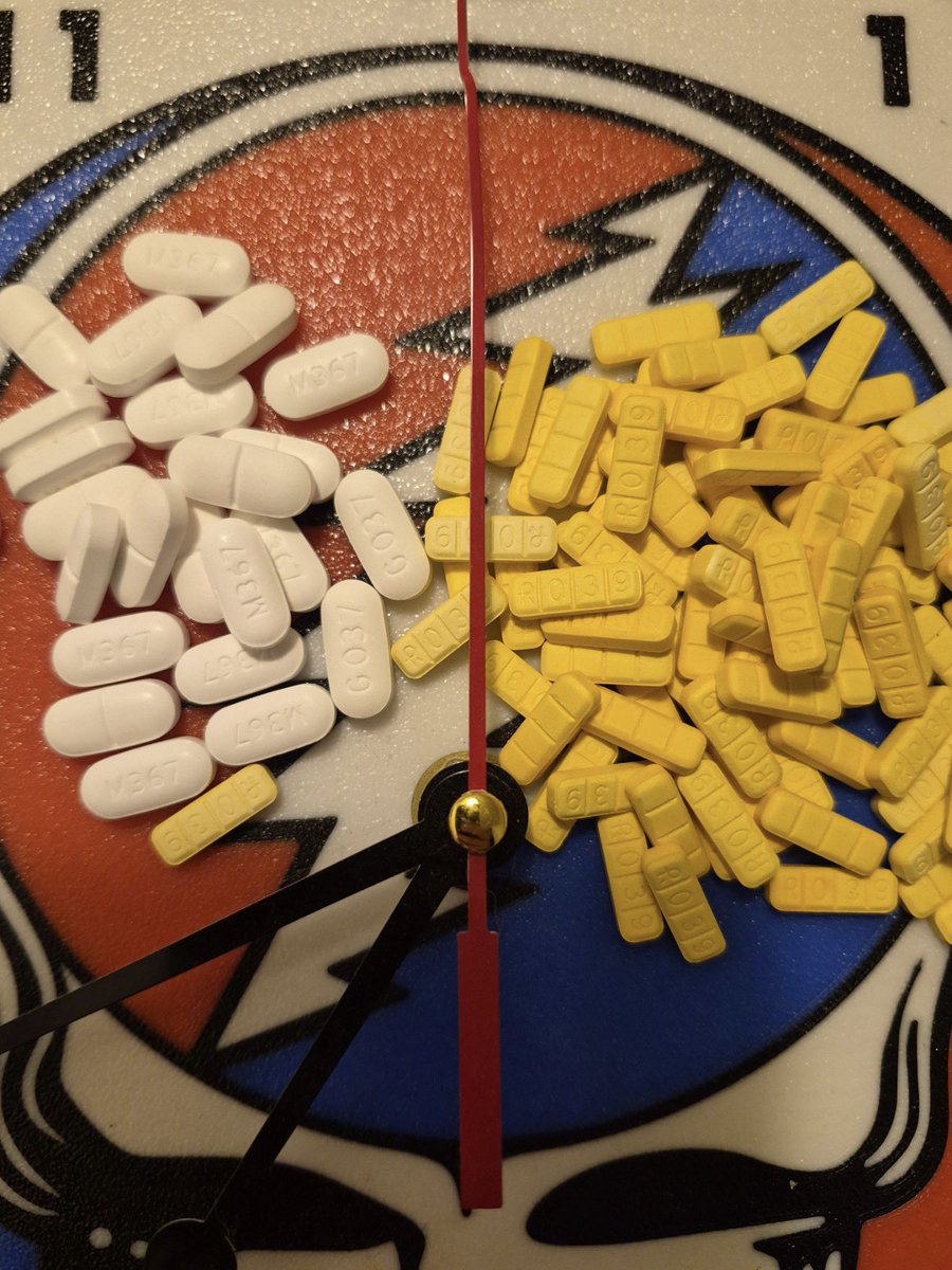 Twenty1eb1's tweet photo. Alright, who are we backing, Team White or Team Yellow? 👀 #drugtwt #drugs https://t.co/ZSVJBCx3kg