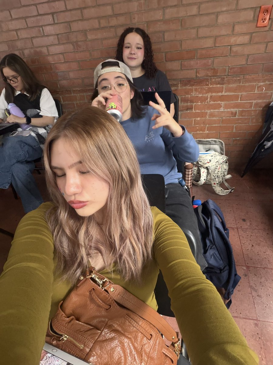 Paupalmita's tweet photo. La clique 🥱 https://t.co/4yFKA2y81X