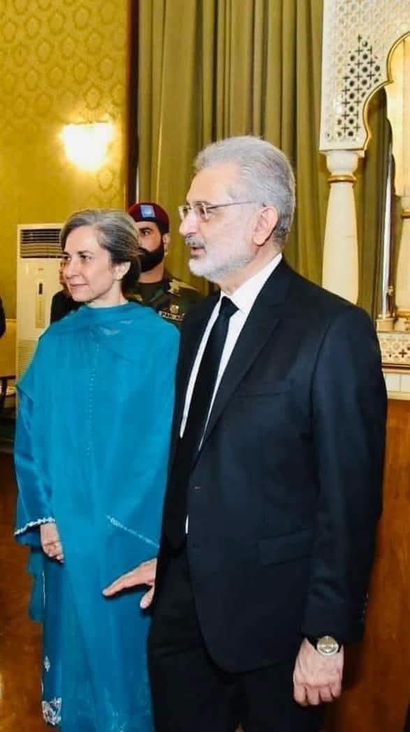 ReadinWakil's tweet photo. قاضی فائز عیسیٰ حرام خور 
ریٹائرڈ ہوتے وقت کیا کچھ لے کر گیا ۔۔۔ !! 
پڑھیے مصدقہ رپورٹ:
ریٹائرڈ ہوتے ہی اس کو قوم کی 'خدمت' کرنے کے بدلے: 
دس لاکھ ماہانہ پینشن
3000 ٹیلی فون کالز
2000 یونٹس بجلی
25 ایچ ایم 3 گیس
پانی کی مفت فراہمی
300 لیٹر پٹرول
مفت طبی سہولیات فیملی سمیت
8 گھنٹے کی شفٹ کے لئے پولیس کا ایک گارڈ
ڈرائیور 
کم قیمت پر سرکاری گاڑی (بلکہ گاڑیاں خرید سکتے ہیں) ملے گی ۔۔۔۔۔
ایک اور بات ان کی پینشن پر انکم ٹیکس نہیں لیا جائے گا۔
ان مراعات اور پینشن کے علاوہ ججوں کو ان کے ڈرائیور کی ماہانہ تنخواہ، اضافی/خصوصی پینشن اور اس کے علاوہ طبی الاؤنسز بھی ملتے ہیں ۔۔۔۔۔
ان ��ذکورہ بالا ساری مراعات کو پورا کرنے کے لئے میں اور آپ چپ چاپ بجلی اور گیس کے مہنگے بل اور ٹیکسوں کے اوپر ٹیکس بھرتے رہیں گے ۔ قصہ مختصر جو چیف جسٹس ہوتے ہوٸے بھی قوم کو کچھ نہ دے سکا قوم اسے ریٹاٸرمنٹ کے بعد تادمِ مرگ بھی اپنے ٹیکسوں سے پالتی رہے گی ۔۔۔۔ !!!
ہائے پاکستانی قوم تیرے نصیب 😢💔
انا لله و انا الیه راجعون»