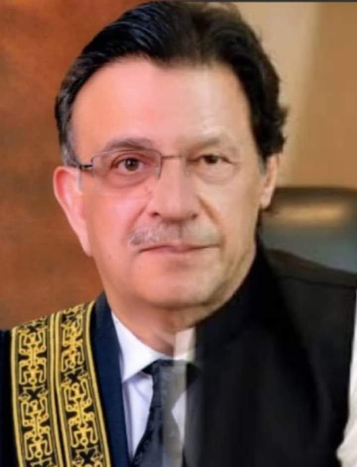 shamshergondal's tweet photo. یہ "جج" تھے یا "چھج" 

سودے باز ی اور مک مکا کی پیشکش 

صحافی عبدالقیوم صدیقی کے  مطابق چیف جسٹس بندیال نے اپنی ریٹائرمنٹ سے چند روز قبل سپریم کورٹ کے جسٹس سردار طارق مسعود کو فون کر کے پیشکش کی کہ آپ جسٹس مظاہر نقوی کے خلاف شکایت پر مثبت نوٹ لکھکر مجھے بھجوا دیں+++ https://t.co/euLMVY7Nnx