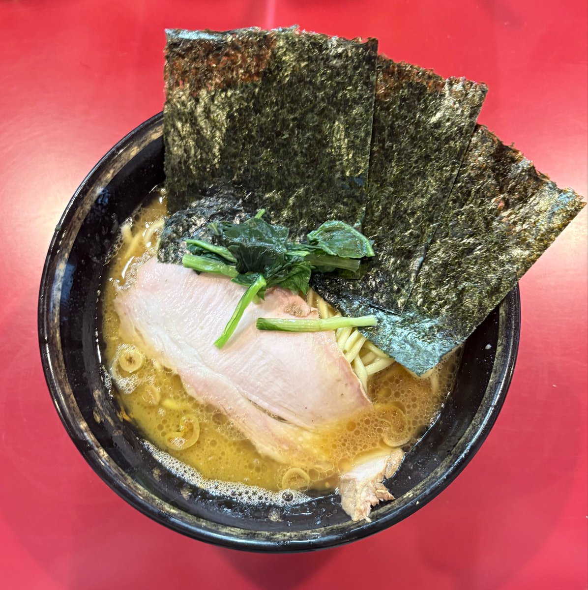 tsukine_25's tweet photo. これは昨日2時間並んで食べた吉村家
味濃くておいし〜ッ https://t.co/eLpBNcVnwD
