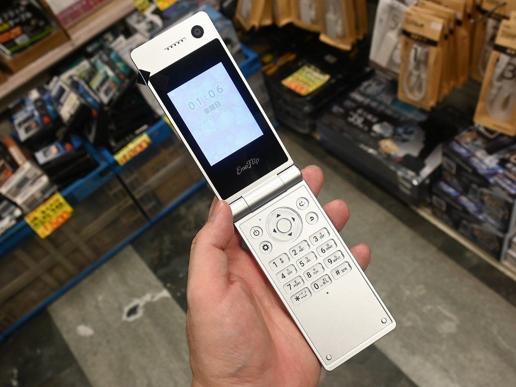 hermita_akiba's tweet photo. (アキバ取材班) エモい写真が撮れる？懐かしのガラケー型カメラ「EmoFlip」が入荷、自撮りも可能

➡️ 二つ折りのガラケー型デザイン。写メ感覚で写真・動画を撮影可能
https://t.co/JYtY2s6kWp https://t.co/vunATPTg2I