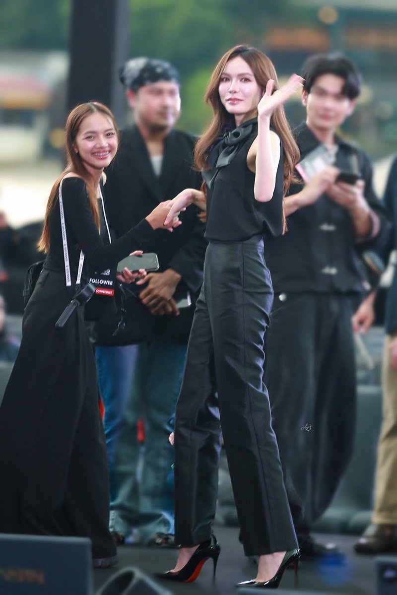 ENGLOTxNJ's tweet photo. ไม่บ่อยนักที่จะได้เห็นชาล็อตในลุค all-black เรียบเท่แบบนี้ พอได้เห็นก็จึ้งมาก 🖤 ความเรียบคมของเสื้อผ้ายิ่งขับบุคลิกที่สง่าและมั่นใจให้ชัดขึ้น เป็นอีกด้านของชาล็อตที่อยากเห็นบ่อย ๆ เลย ✨

#CharlotteAustin 
#ชาล็อตออสติน https://t.co/TFO5KckbJd