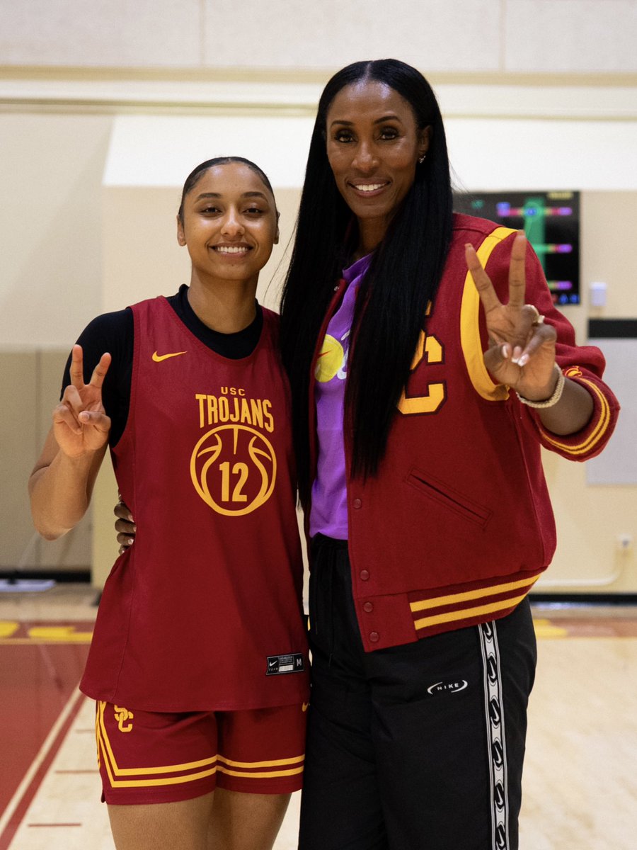 USCWBB's tweet photo. Los Angeles natives.
National Player of the Year Award winners.
Trojans.

✌️ @LisaLeslie @Jujubballin https://t.co/7y4XUW46nv