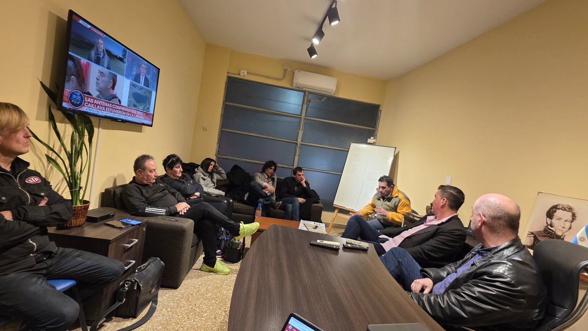 ftepatriota's tweet photo. Esta tarde se reunieron el Sec. Gral. del FPF, Dr. César Biondini, con el coordinador de la 1ra. Sección bonaerense, Alejandro Papotti. Juntos dialogaron con los referentes del FPF Morón (Fabián Gómez y Viviana Rosetti), Marcos Paz (Charly Tobar y Emmanuel Barros), Vicente López (Carito Cabrera) y 3 de Febrero (Carlos Barreto).
Se planificaron próximas acciones en cada distrito.
Este jueves se presentará en José C. Paz la mesa política del FPF en el municipio, a cargo del Concejal (MC) Tony Ontiveros.