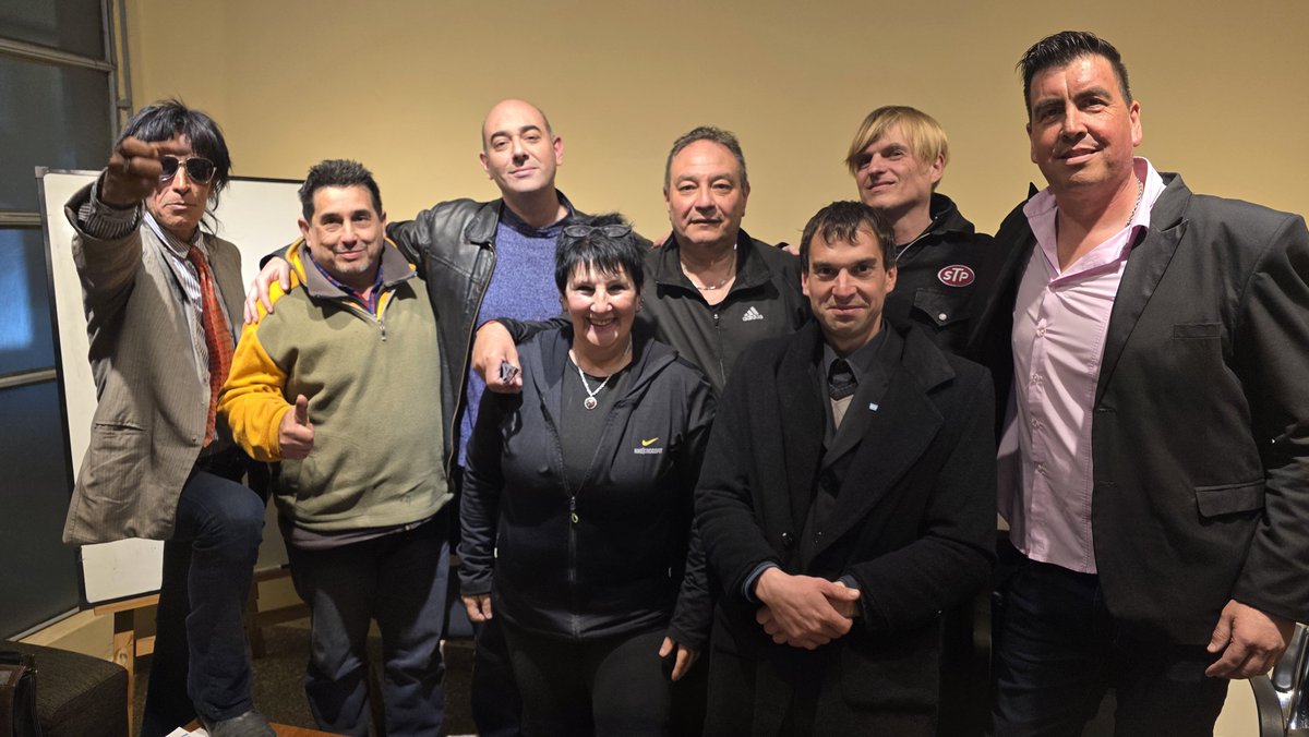 ftepatriota's tweet photo. Esta tarde se reunieron el Sec. Gral. del FPF, Dr. César Biondini, con el coordinador de la 1ra. Sección bonaerense, Alejandro Papotti. Juntos dialogaron con los referentes del FPF Morón (Fabián Gómez y Viviana Rosetti), Marcos Paz (Charly Tobar y Emmanuel Barros), Vicente López (Carito Cabrera) y 3 de Febrero (Carlos Barreto).
Se planificaron próximas acciones en cada distrito.
Este jueves se presentará en José C. Paz la mesa política del FPF en el municipio, a cargo del Concejal (MC) Tony Ontiveros.
