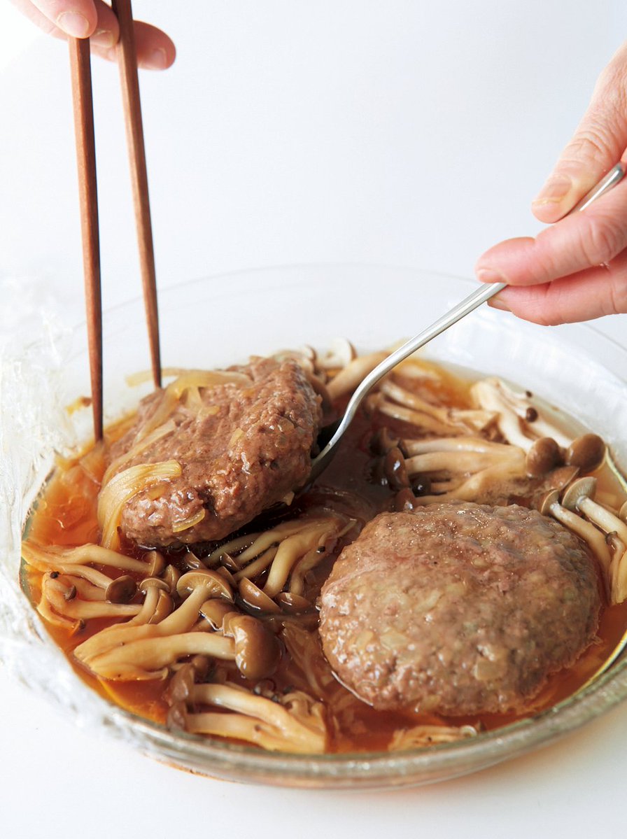 lettuce__club's tweet photo. レンジで作る煮込みハンバーグが想像以上に本格的な味に仕上がるからやってみて…！！

①肉だねの材料(合いびき肉250g、玉ねぎのみじん切り1/4個分、小麦粉大さじ1、塩小さじ1/4)を練り混ぜて、ハンバーグの形に成形する
②耐熱皿に玉ねぎの薄切りを広げ、ハンバーグをのせて小麦粉小さじ2をふる。あいたところにしめじを置き、煮汁(砂糖・しょうゆ各大さじ2、水大さじ4)をハンバーグにかける
③ラップをかけて7分レンチンし、5分ほど置いて味をなじませれば完成

💡好みでせん切りにした青じそをのせて

鍋でコトコト煮込んだような味わい深いハンバーグになりますよ✨

▼詳しいレシピはこちら▼
https://t.co/A0GdH4a28a