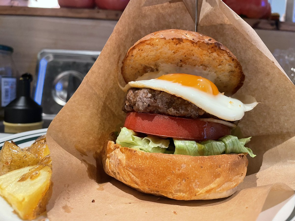 CHILLAXBURGER's tweet photo. 今日も元気にオープンしました😆

食べ応えあるバーガーはいかがですか？🍔

ランチ 11:00〜15:00(LO14:30)  
ディナー 17:00〜21:00(LO20:30)
※パティが切れ次第閉店する場合がございます。  

#バーガー #ハンバーガー #池袋ランチ #池袋 #サンシャイン水族館 #池袋アニメイト https://t.co/GOGhn8akxu