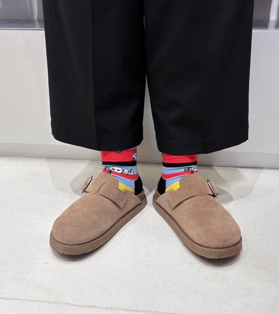 happysocks_jp's tweet photo. スヌーピーのリラックスタイムをポップに描いた、黒・青・黄色の元気なストライプソックス🧦
スポーティーでグラフィカルなのに、どこか懐かしいムードも。

https://t.co/lzGz09fp5u https://t.co/xwLHeBDmJ5