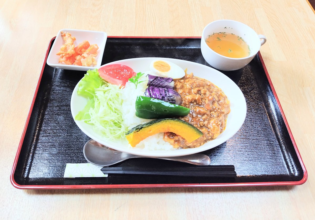 CafeOozora's tweet photo. こんにちは！はな子です！！

本日の日替わりは、
揚げナスとひき肉のカレーです！！

本日の小鉢は、
人参フライです！！

ぜひ、お越し下さい〜🤗

#カフェおおぞら
#本日の日替わり
#本日の小鉢
#就労支援B型 https://t.co/qctPigSLjp
