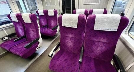 052ysk's tweet photo. ほぼ満員の電車でこのタイプの座席に1人で座ってたら小さいお子さんの手を引いて乗ってきたお母さんが2人で並んで座れる席を探してキョロキョロしてたので、「自分に興奮するチャンス到来...」と思って席を譲った。
俺カッコ良すぎてエグい♡
あの子供にとって憧れのおじさんになったらどうしよう♡ https://t.co/unVu5WzIyU