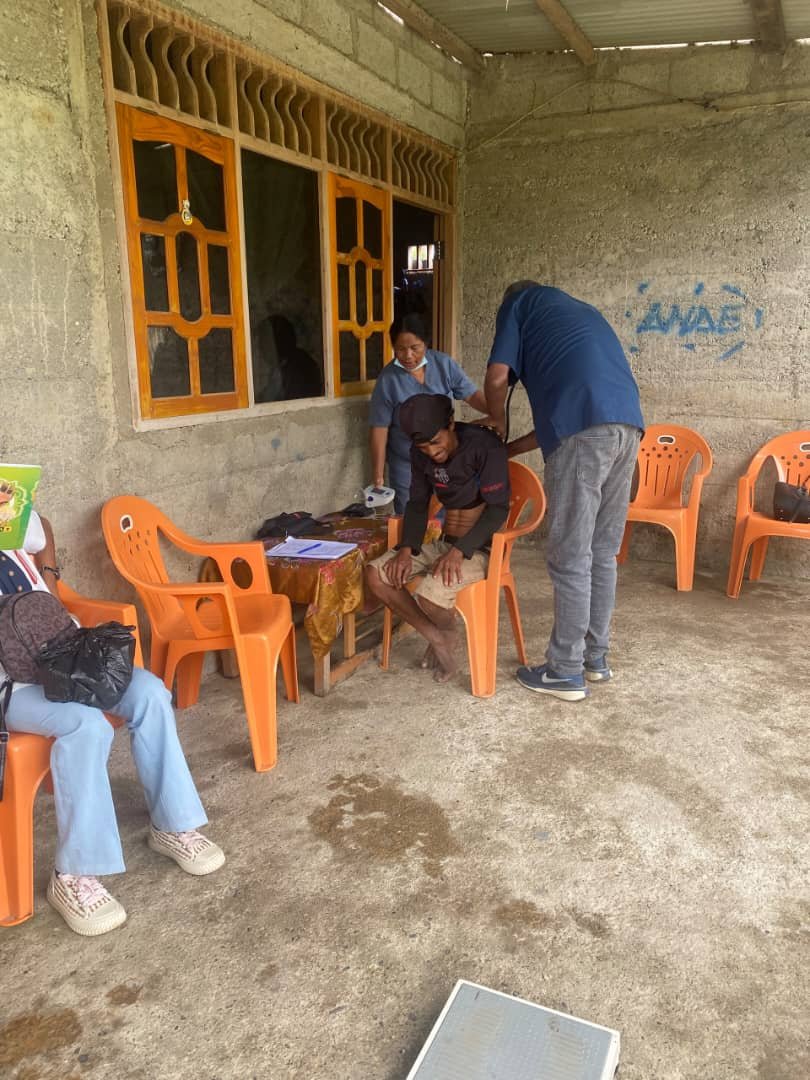 CubacooperaTler's tweet photo. El Dr. Alexis Ihanes Soto. especialista en MGI de la #BMCTL🇨🇺🇹🇱 en Ermera, realiza visita domiciliaria a la población riesgo, desarrollando su labor con dedicación y profesionalidad. #CubaCoopera #CubaPorLaSalud https://t.co/8gBBpuvaP5