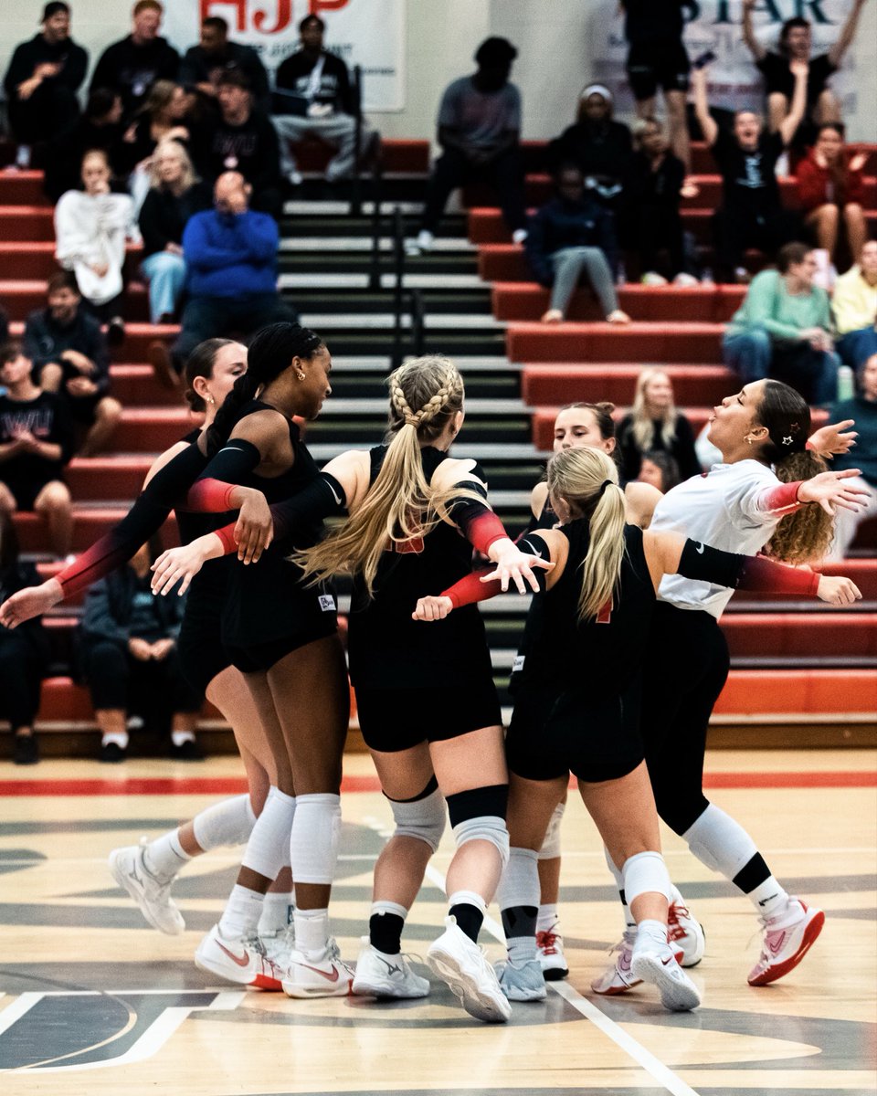 IWUWildcats's tweet photo. Wildcats pick up the clean sweep!🏐
@iwuvball takes down conference opponent Huntington in three sets to move to 13-4 on the season!
#BothAnd #RightWayToPlay https://t.co/4d8wgoBCDQ
